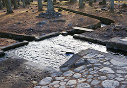 三分一湧水(三角柱の石)