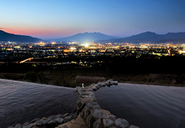 夜の湯煌く夜景