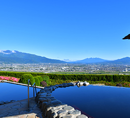 昼間の湯甲府盆地の絶景