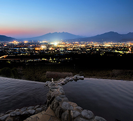 夜の湯煌く夜景