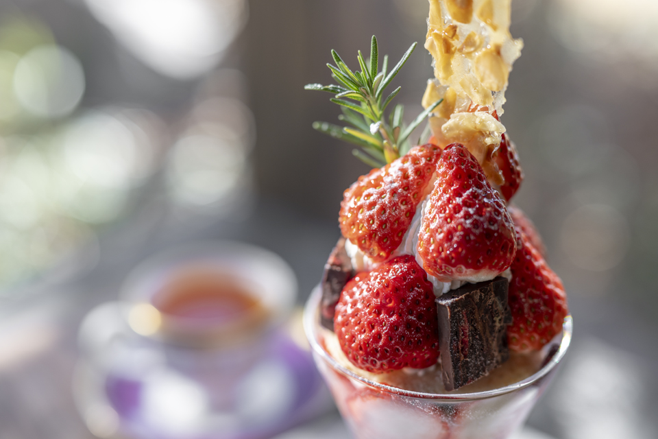 いちごに加え、桃、リンゴ、スモモなどの自家製ドライフルーツがたっぷりと入った、石畳チョコレート