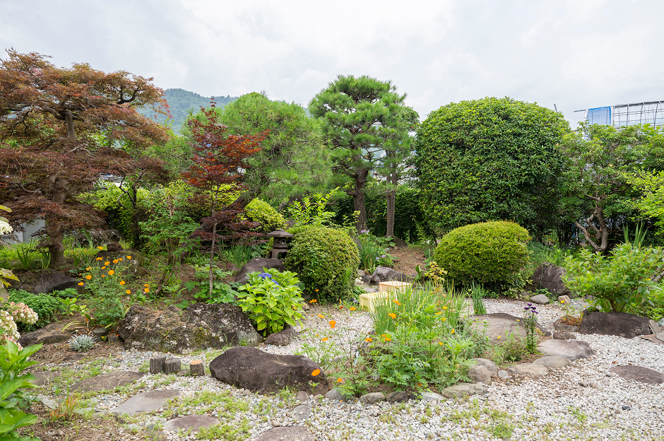 日本庭園は海外からのお客様に大人気。庭の向こうには山々が連なります