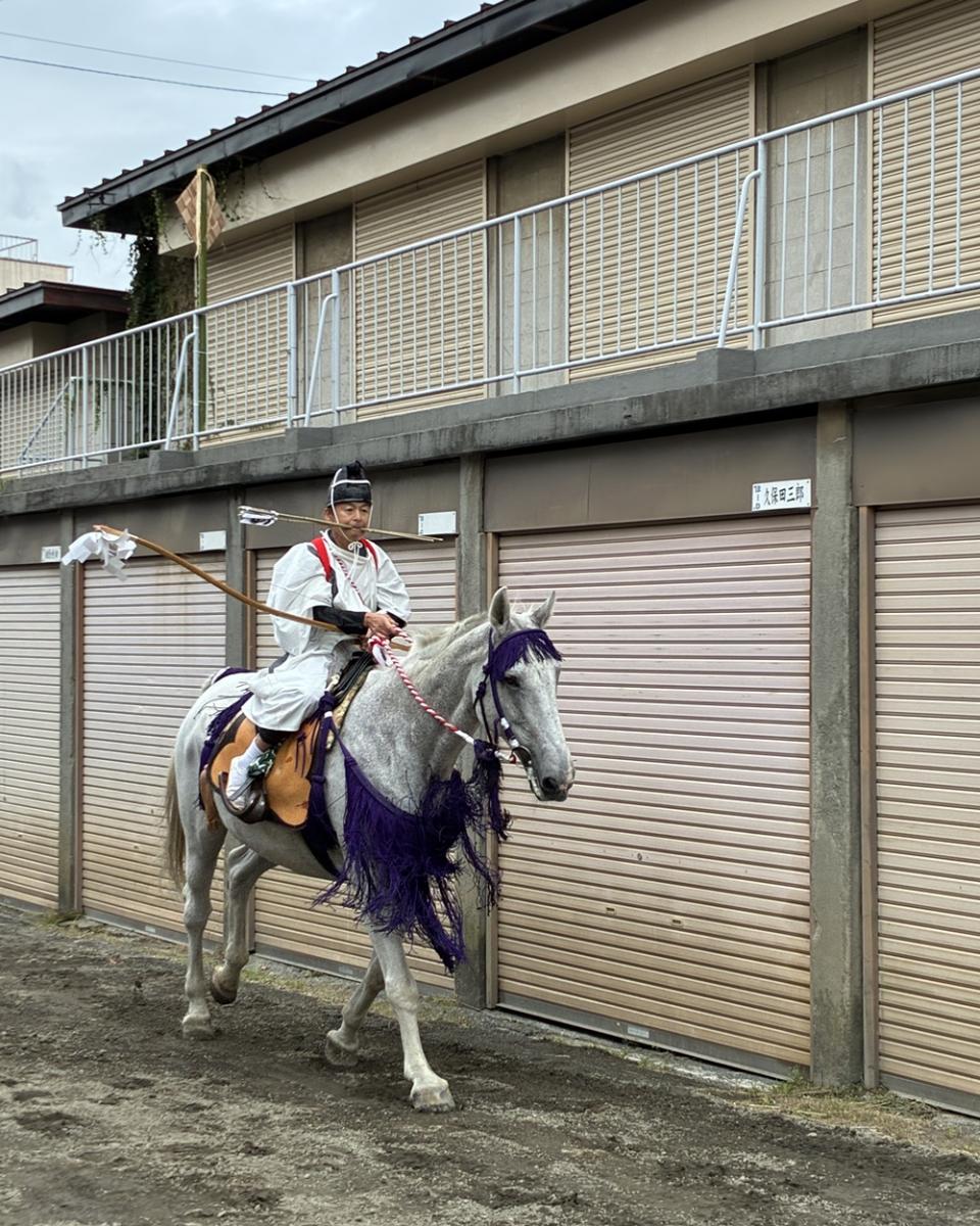 住宅地の中の馬場を駆け抜けます