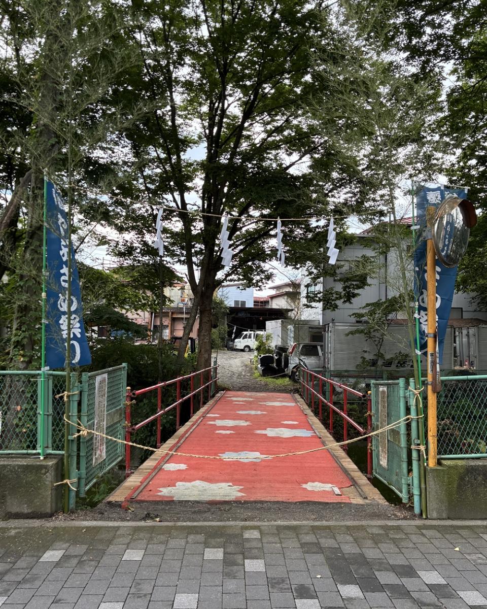 神社と馬場をつなぐ流鏑馬橋はお祭り以外には取り外されてしまうんです！