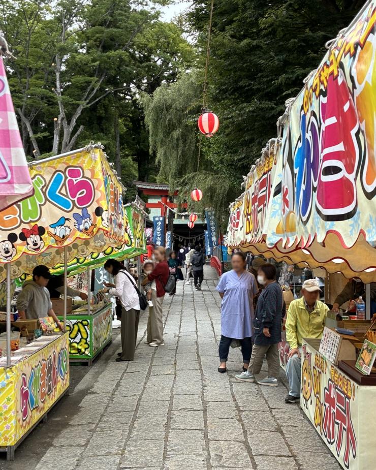 18日の宵祭りから参道には屋台が並びます