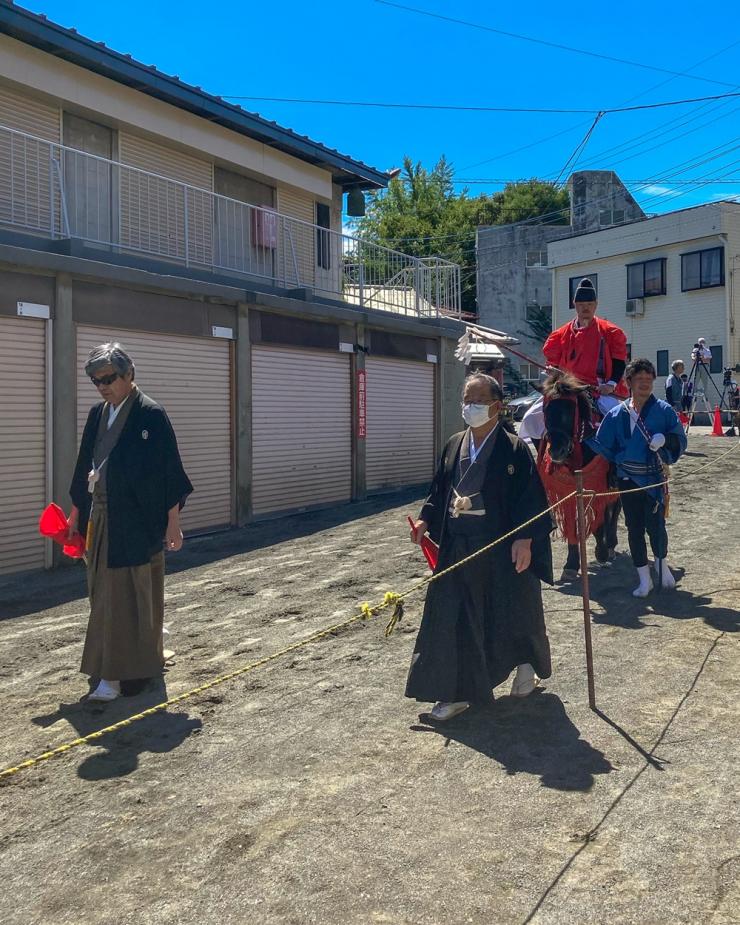 馬場に残る馬のひづめ跡を見る占人（2021年）
