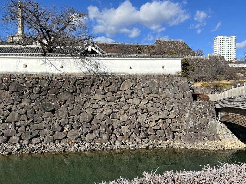 橋の左側の石垣に注目