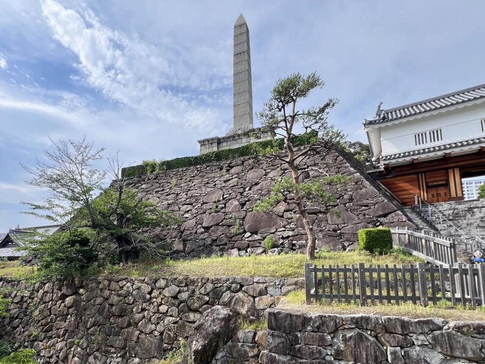 大小の石が美しい石垣