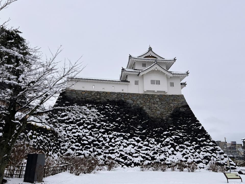 雪化粧の稲荷櫓