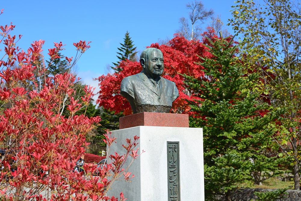 ポール・ラッシュ博士の銅像