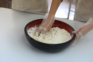 水を入れて小麦粉を練る