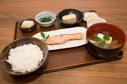 麹の甘味と旨味が感じられる鮭の麹づけ定食