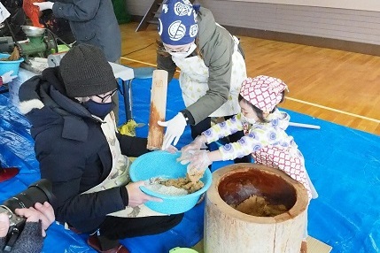 早川集落の伝統的な味噌づくりイベント。