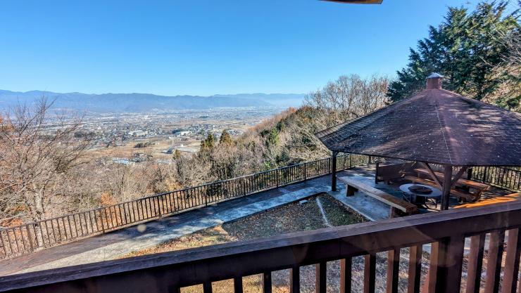 東屋と甲府盆地の景色