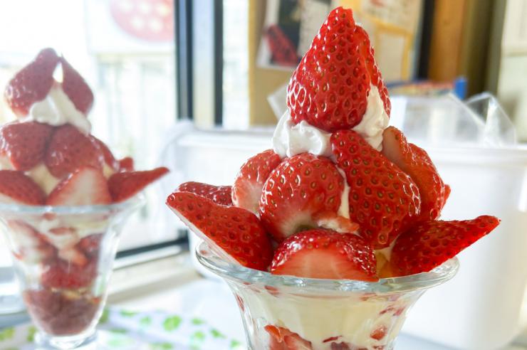 カフェの人気メニュー　いちごのパフェ