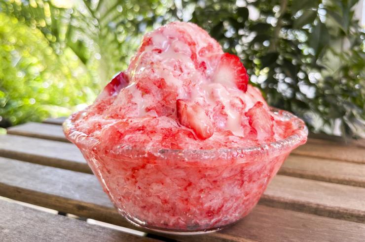 凍らせたいちごだけで作る贅沢なかき氷