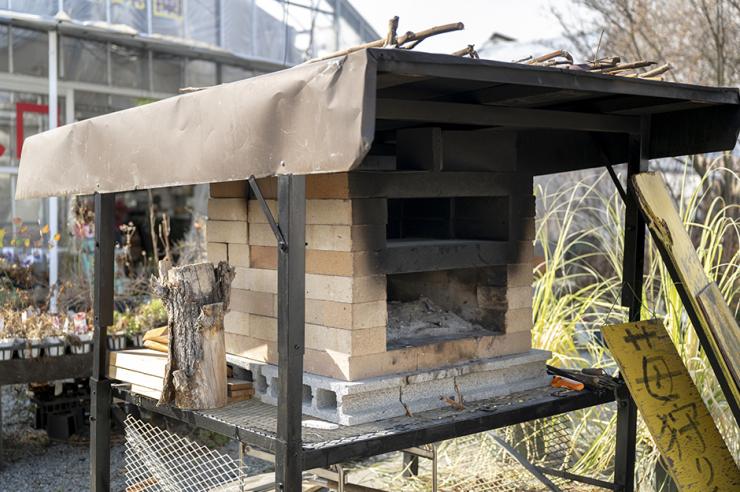 手づくりの石窯でピザ作り