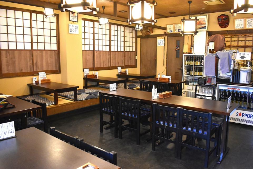 テーブル席のほか、小上がりもある