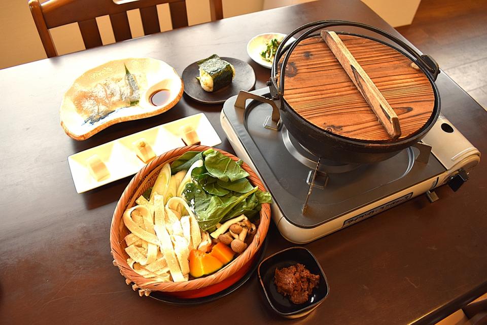 手打ちほうとうはこの状態で提供され、テーブルで煮込みを仕上げる