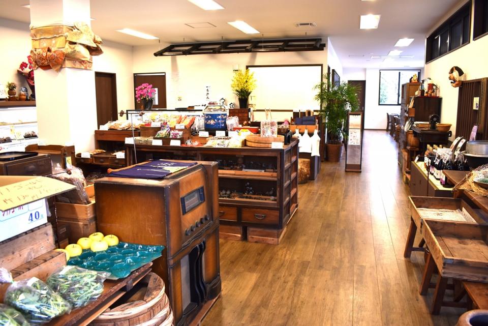 売店では、自家製商品のほか、地元グルメを取り揃えている