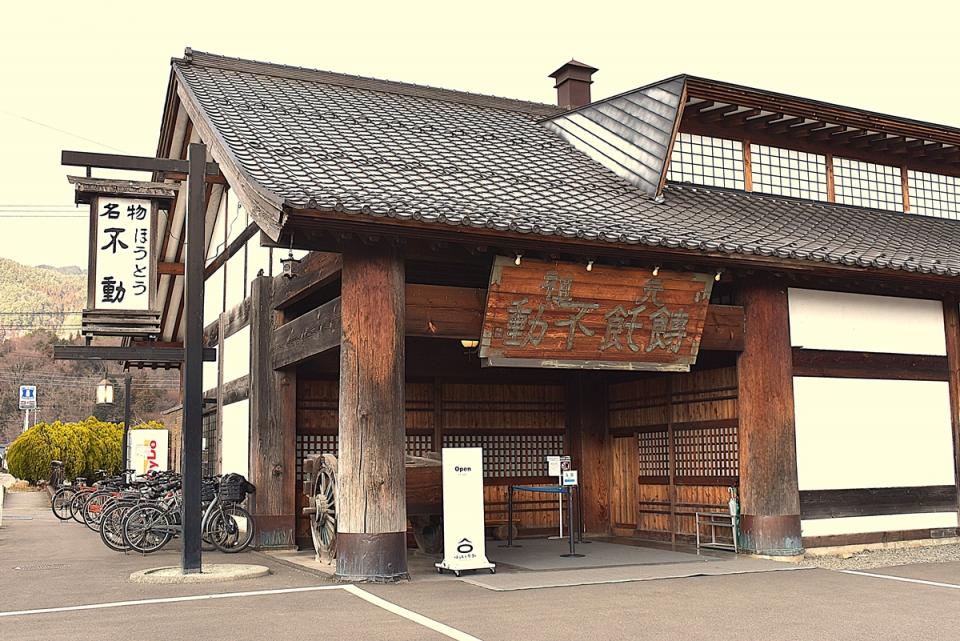 河口湖の北側、大きな蔵風の建物が目印