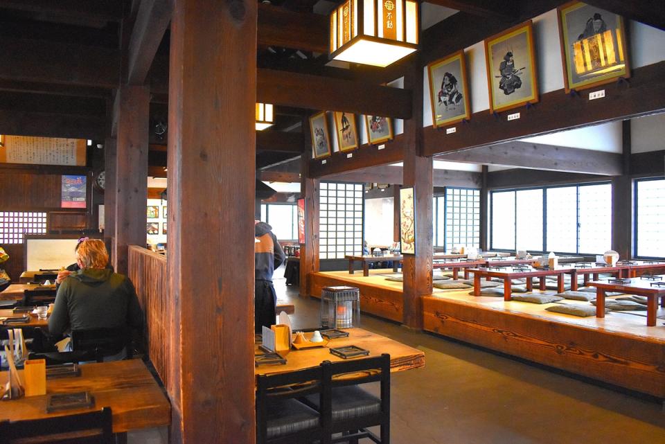 吹き抜けの広い店内は、活気に満ちている