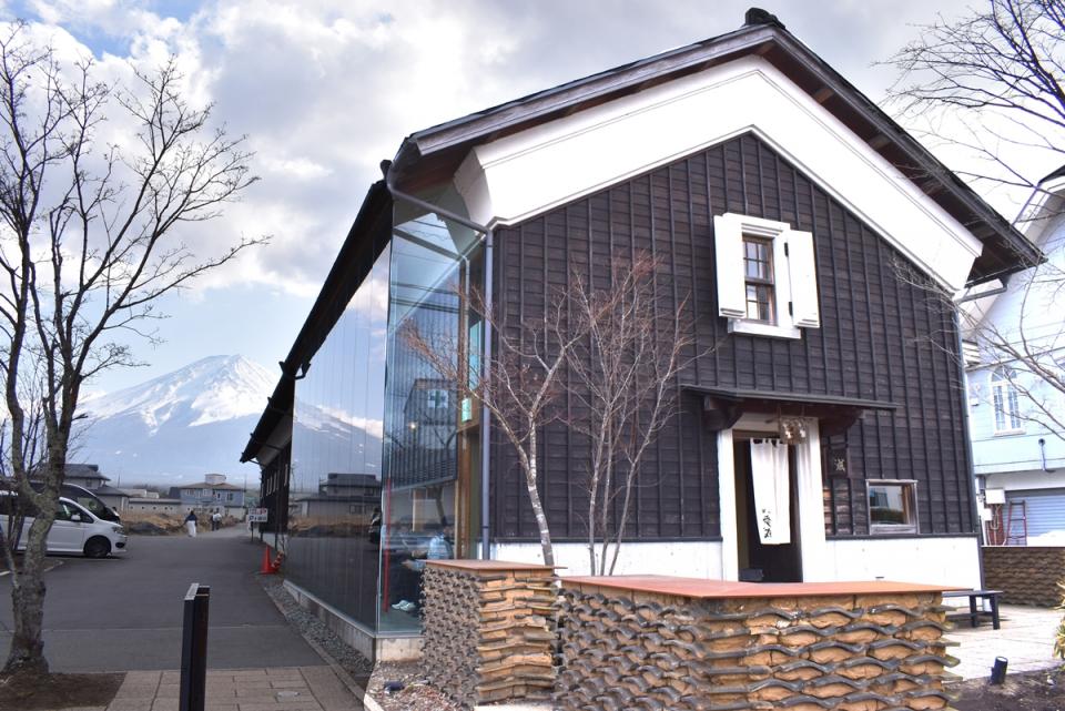 富士山麓にある、蔵をイメージした和モダンの建物