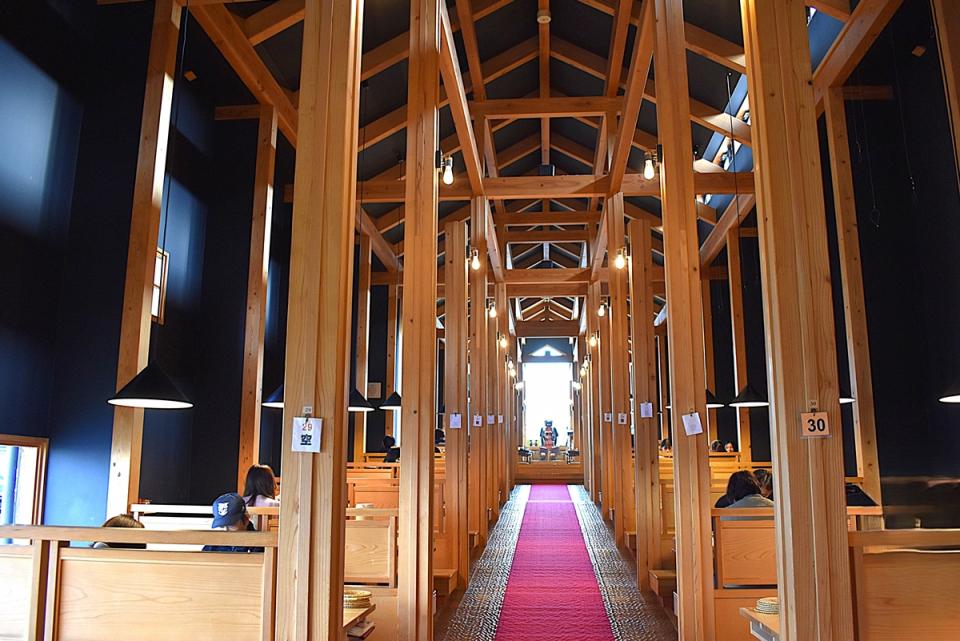 04	店内はまるで富士山への参道のよう