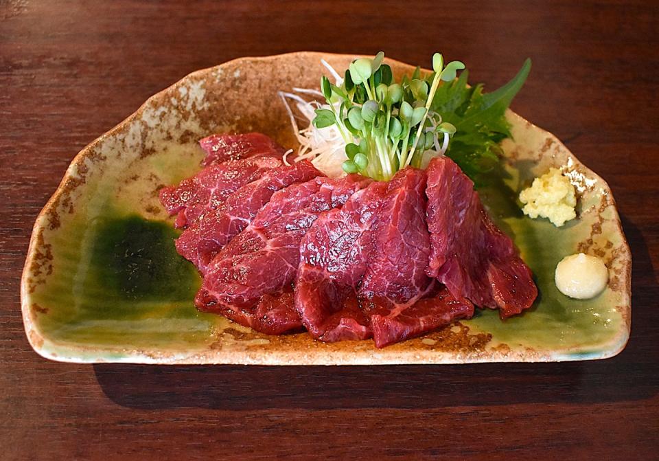 山梨名物の馬刺し