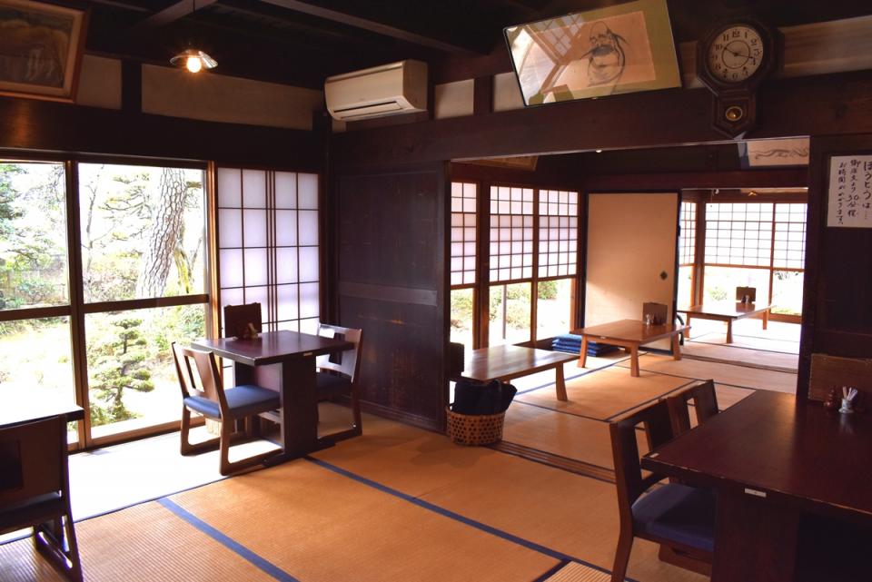 庭を眺められる、落ち着いた店内