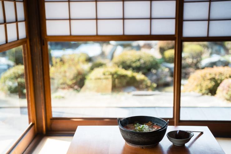 柔らかな陽が差し込む庭側の席