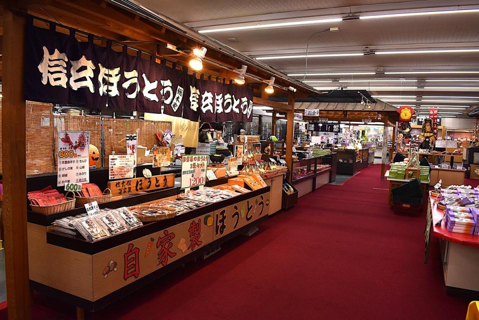 03	売店には、郷土料理・菓子など豊富なおみやげが揃う