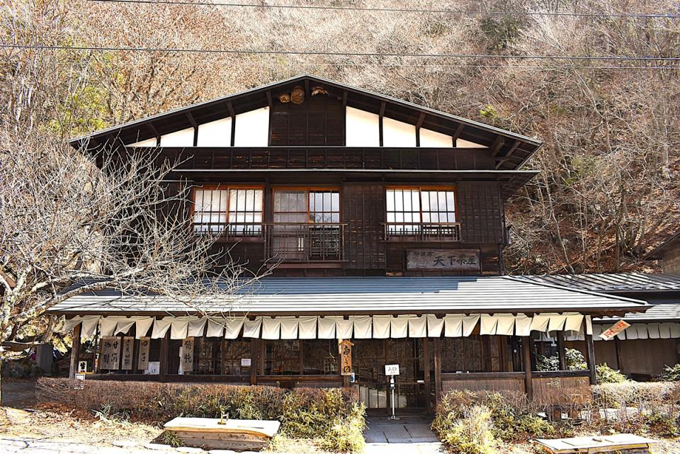 標高1300mの御坂峠にある店