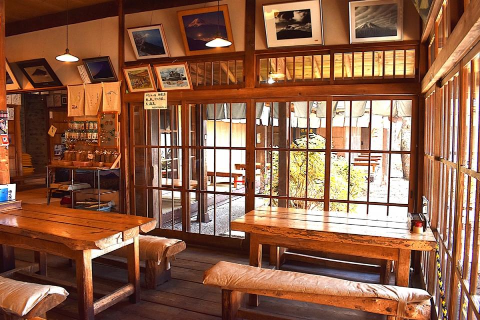 落ち着いた店内には、テーブル席のほか座敷も