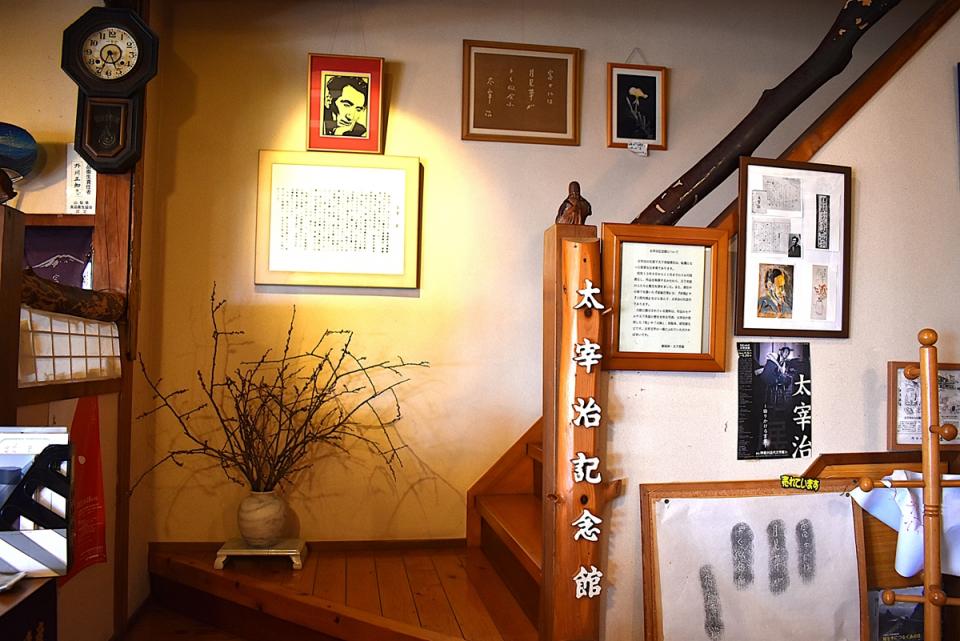 「太宰治文学記念室」には滞在時に使われた机や火鉢が展示