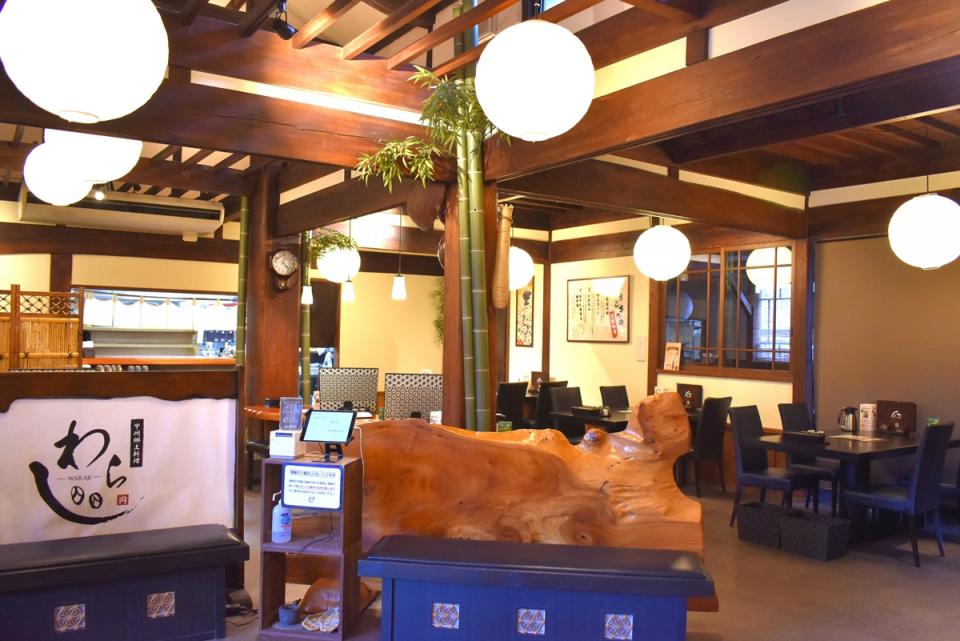 店内の柱や梁に歴史を感じつつ、くつろげる店内