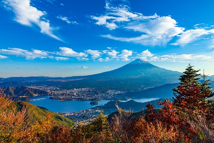 鮮やかな紅葉と富士山と河口湖が一望