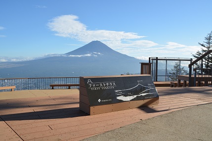 富士山と河口湖が目の前に広がるファーストテラス