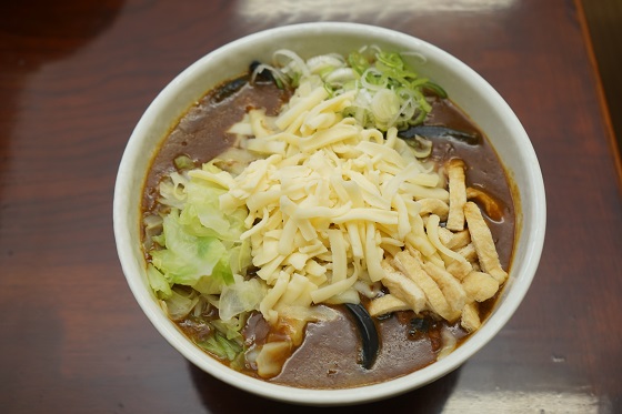 チーズ黒カレーうどん