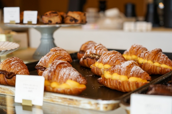 焼きたてのベーカリーが並ぶ