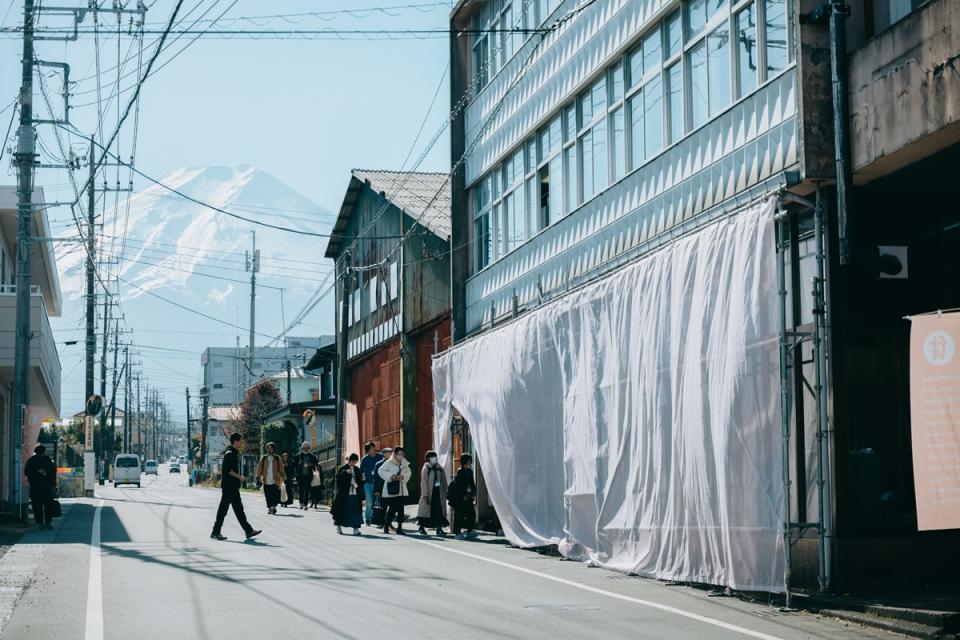 総合案内所入り口は、織機の部品などを扱った商社「山叶産業」の旧社屋（2023年）