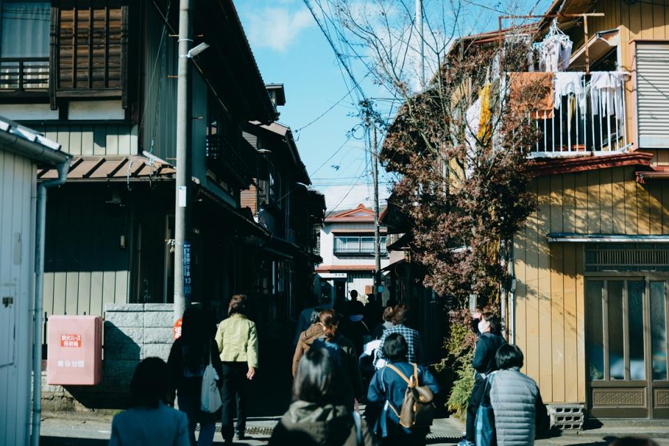 かつて多くの織物問屋が軒を連ねていた「絹屋町」（2023年）