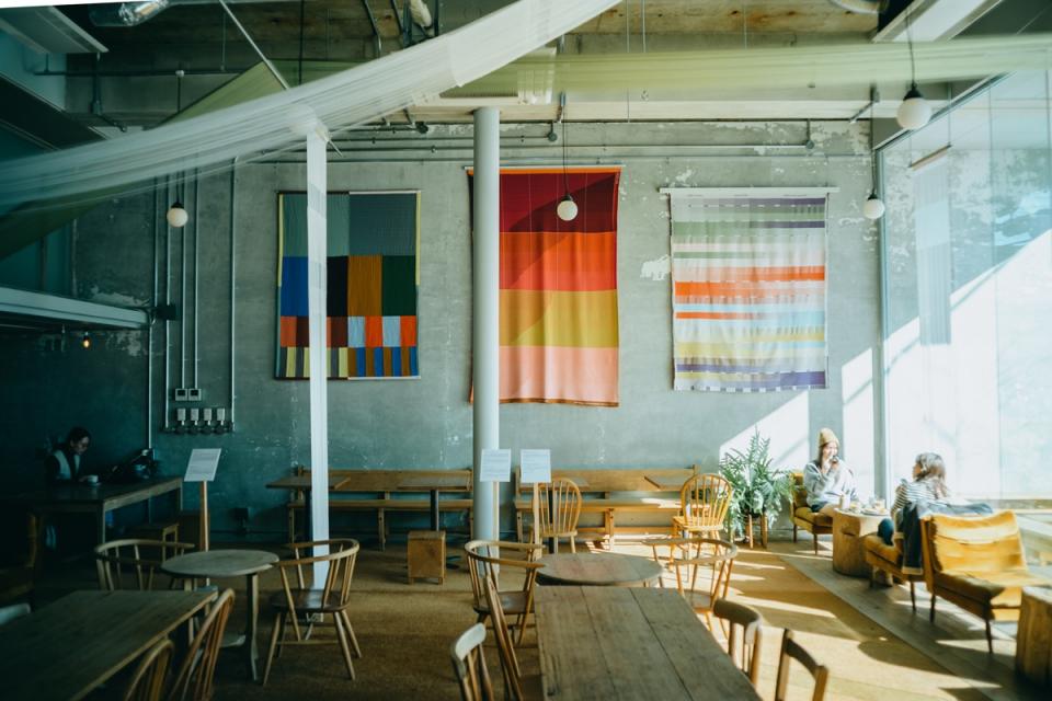 オランダのテキスタイルデザイナーの作品を展示した本町二丁目交差点の角にあるカフェ「FabCafe Fuji」（2023年）