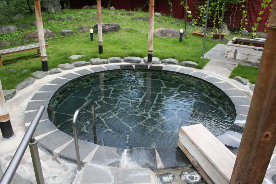 源泉かけ流しの野趣あふれる温泉