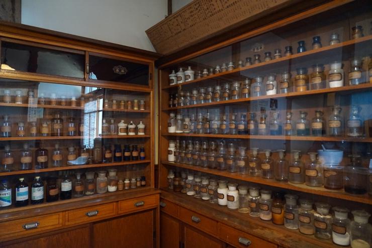 当時の薬瓶が残る薬剤室