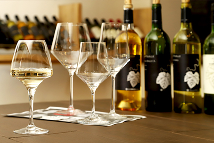 白ワイン3種、赤ワイン1種類のテイスティングが出来る