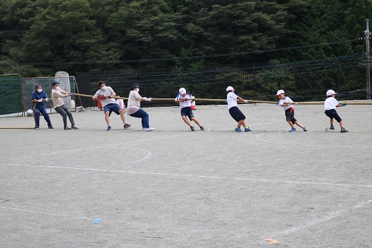 芦川町民運動会の子どもたち綱引き