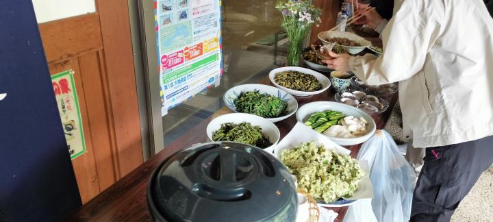 田舎料理のブッフェ