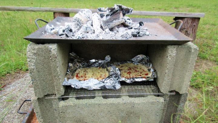 手作りのピザ窯で焼くピザ作り体験