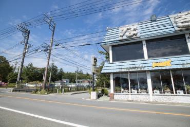 写真：青い屋根の建物「なぎさ」